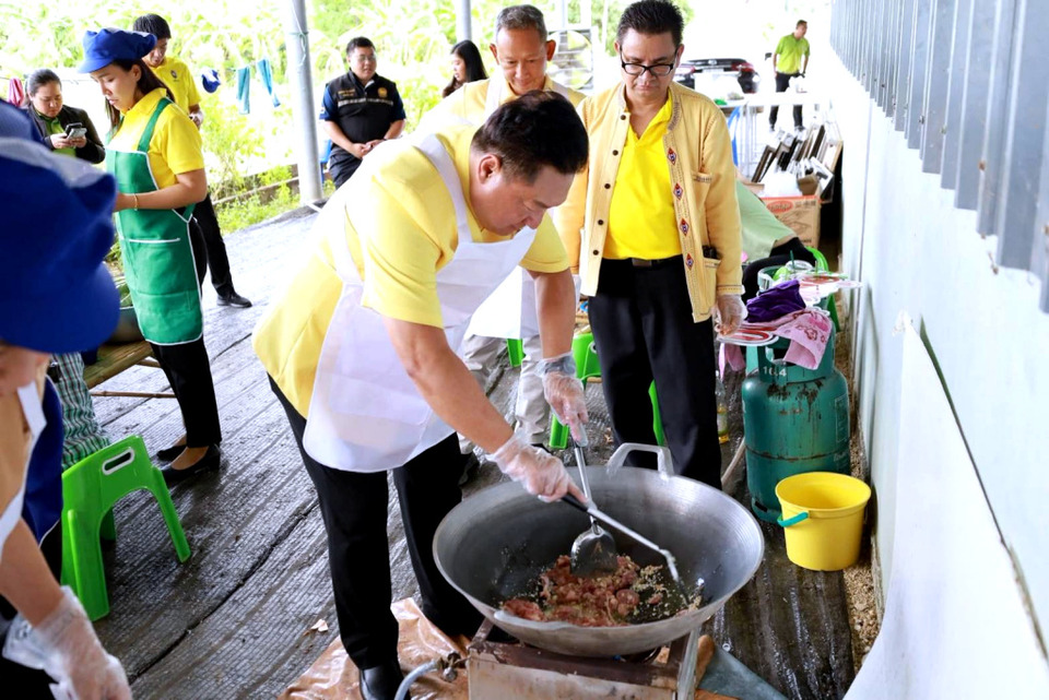 พช.อ่างทอง ผนึกภาคีเครือข่ายจัด “ครัวชุมชน” ปรุงอาหารส่งช่วยผู้ประสบอุทกภัยป่าโมก