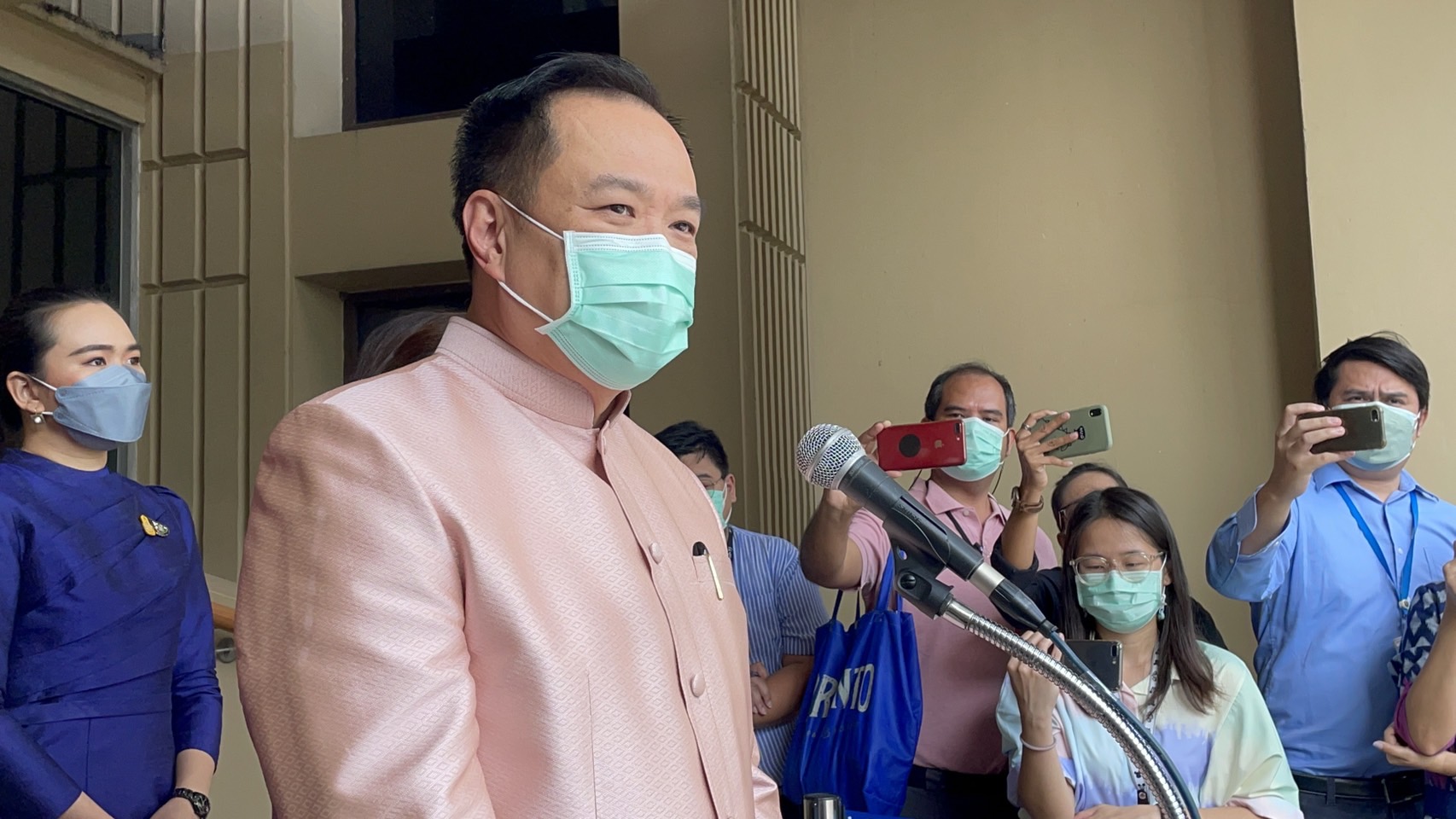 “อนุทิน” สั่งส.ส.ลุยพื้นที่ มั่นใจผลงานรมต.ภูมิใจไทย ปัดตอบปมยุบสภาชี้นิ้วไปหาตึกไทยฯ บอกวันเกิด “เนวิน” ให้พร “จงทำดีกับบ้านเมือง” 