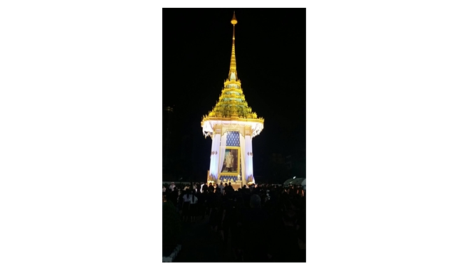 ยิ่งดึก ปชช.ยิ่งหลั่งไหลร่วมพิธีวางดอกไม้จันทน์พระเมรุมาศจำลอง "ไบเทค"