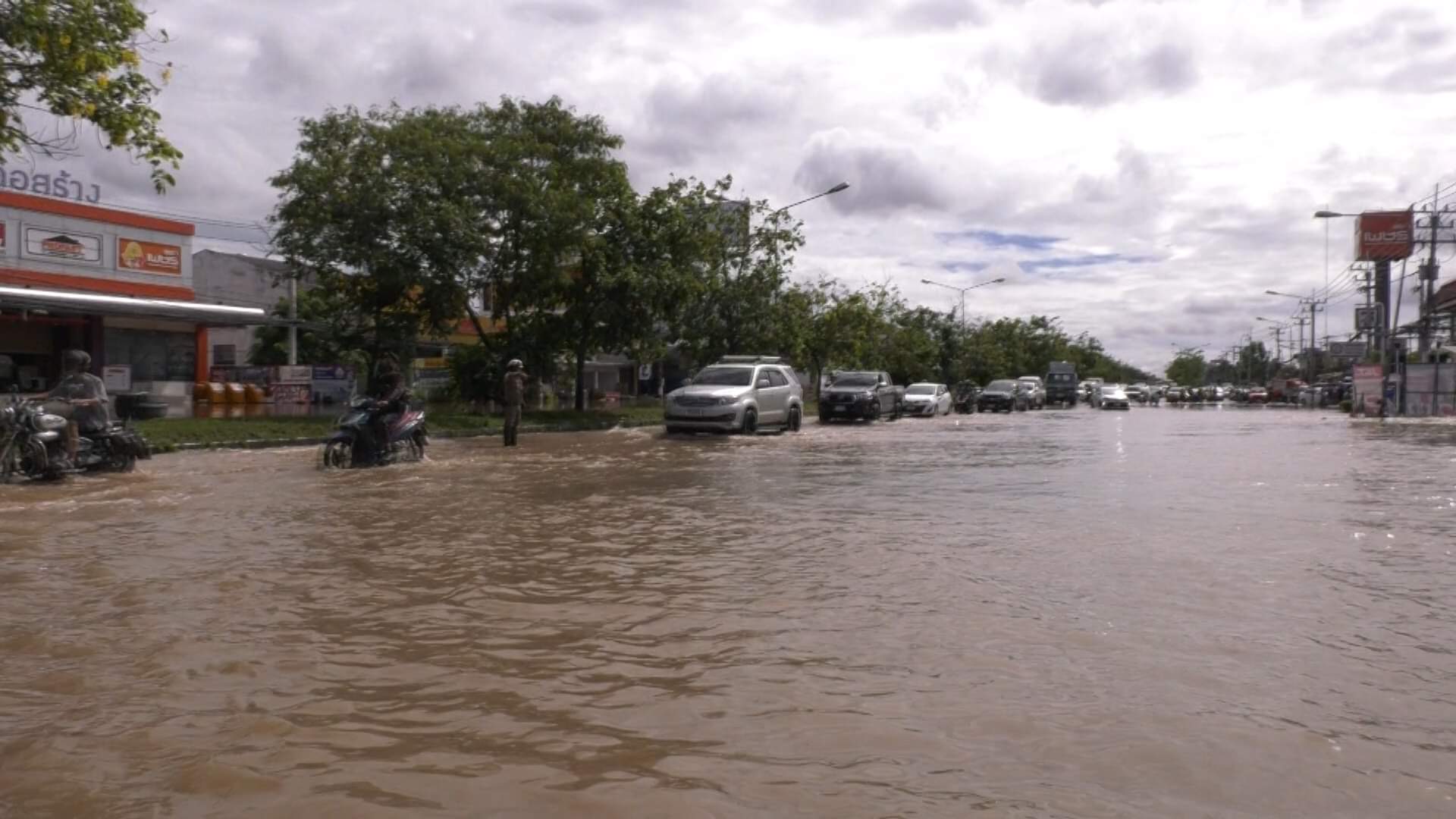 สนามบินขอนแก่น ประกาศเตือนผู้โดยสารมาก่อนเวลา 2 ชม.หลังถนนเส้นทางหลักถูกน้ำท่วม