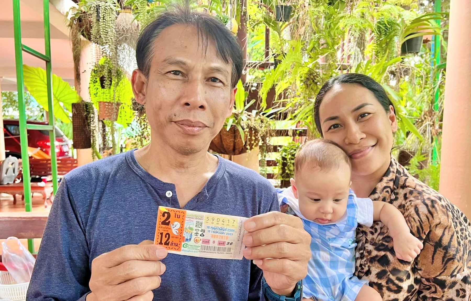 ยินดีกับ "เศรษฐีใหม่อรัญประเทศ" ถูกลอตเตอรี่รางวัลที่ 1 รวย 12 ล้าน