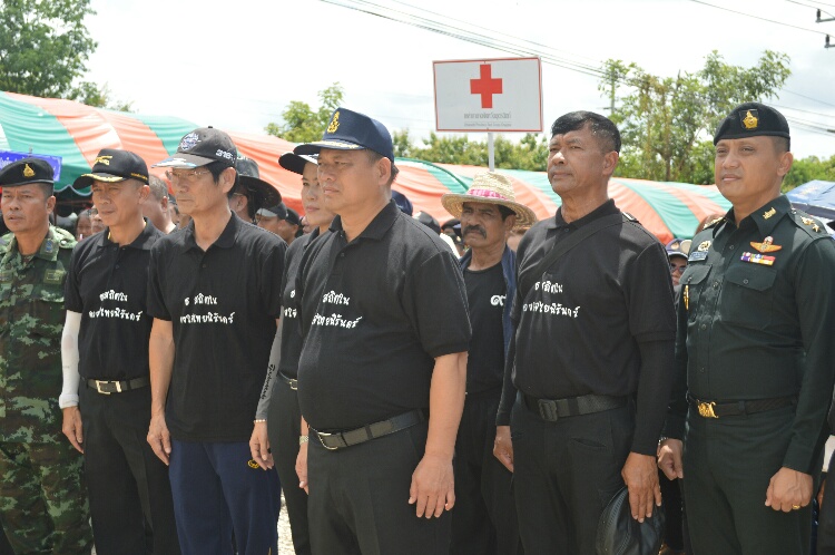 พสกนิกรชาวอุตรดิตถ์   พร้อมใจกันสวมเสื้อพระราชทานรวมพลังปลูกป่าและต้นกล้ายางนา