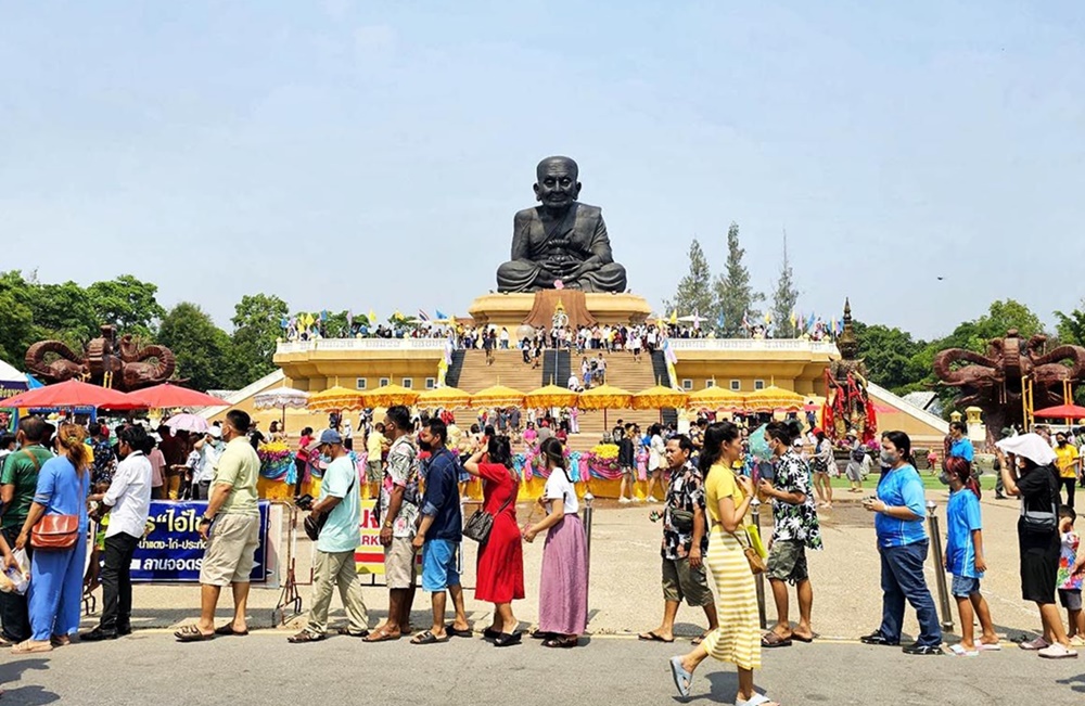 นทท.ขอพรสรงน้ำ “หลวงพ่อทวดองค์ใหญ่” รับปีใหม่ไทยแน่นวัด