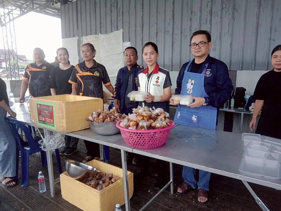 พช.อ่างทอง-เครือข่ายพัฒนาชุมชนร่วมกิจกรรมครัวชุมชน ช่วยเหลือผู้ประสบภัยน้ำท่วม 