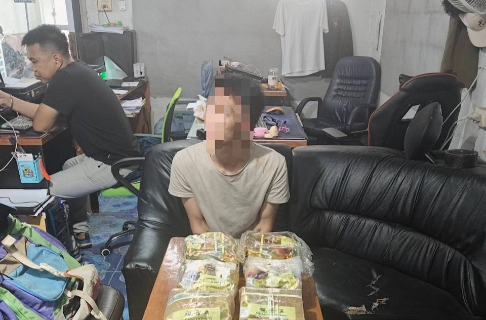 รวบ “พีท” ตัวตึงนาแก คาบ้านซุกไอซ์ 10 กก. มูลค่า 5 ล้าน พบเอี่ยวเครือข่าย “มังกร สิงห์สองฝั่งโขง” 