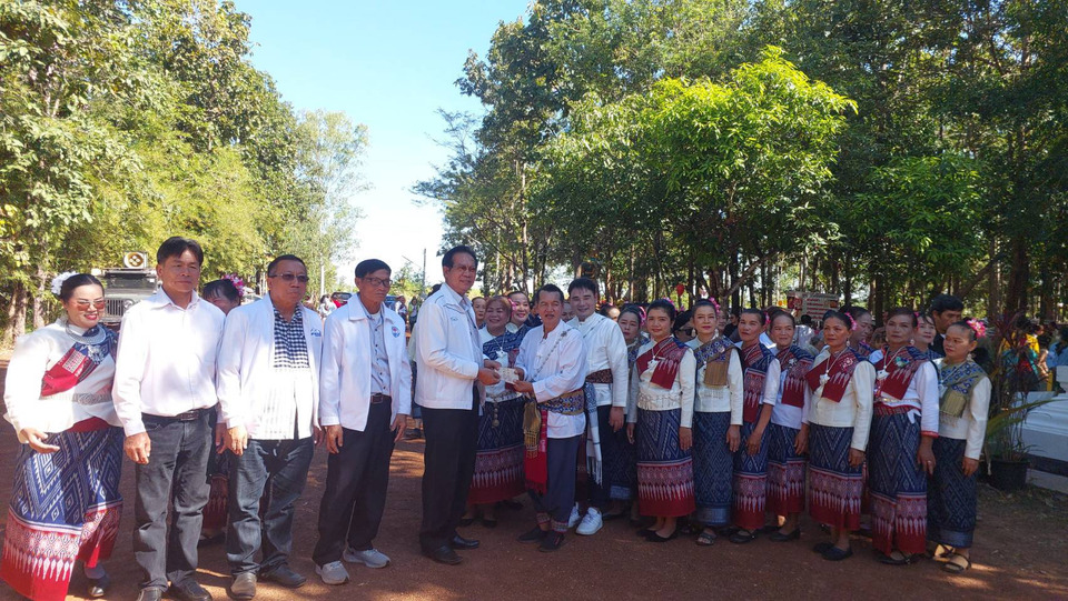 ชาวภูไทพรรณานิคม จ.สกลนคร จัดทอดผ้าป่าสามัคคีสืบสานพระพุทธศาสนา