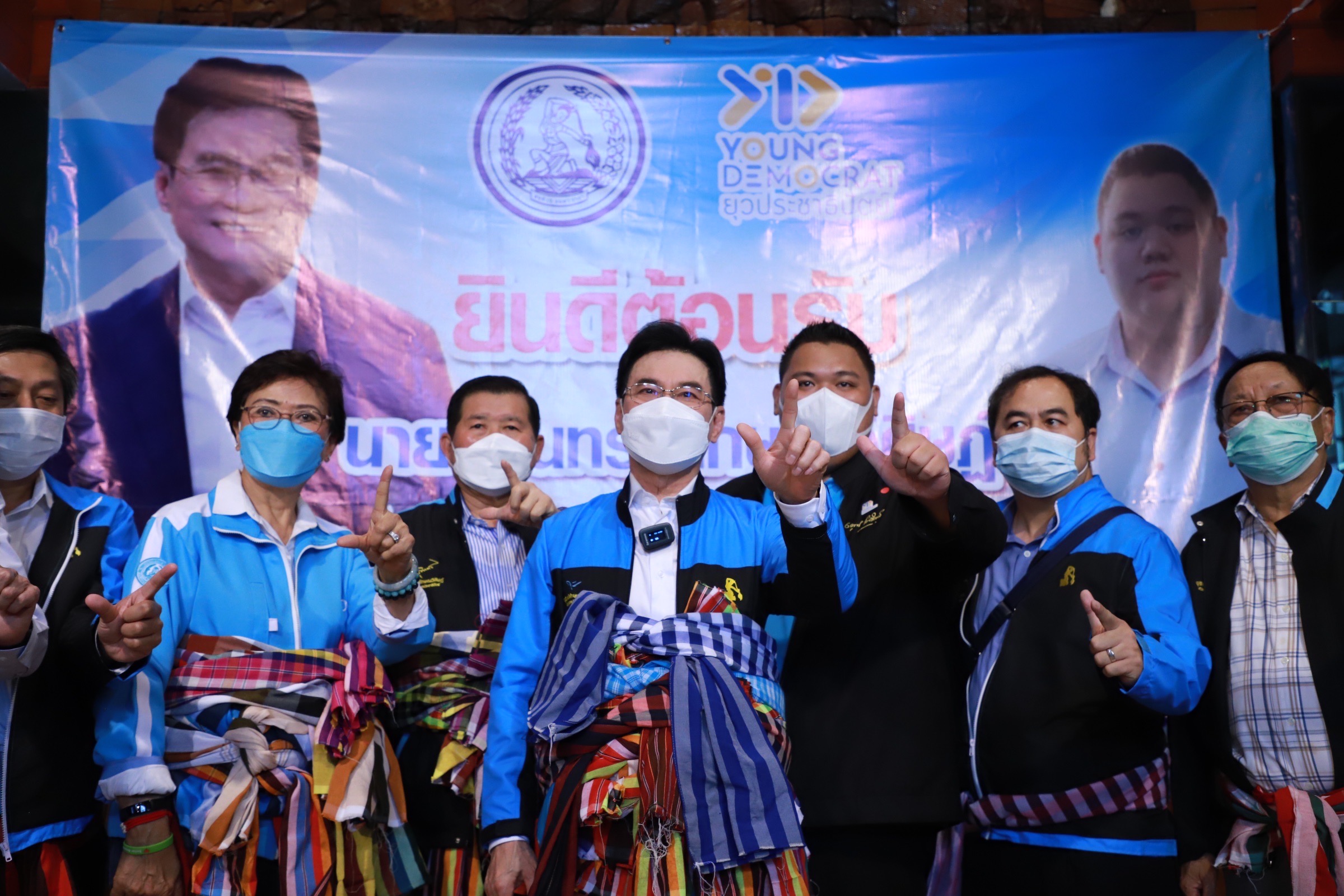 "จุรินทร์" ควง "นิพนธ์-คุณหญิงกัลยา" ลุยขอนแก่นประชุม ปชป.อีสาน มั่นใจได้เก้าอี้ ส.ส.เพิ่ม ชี้เสถียรภาพรัฐบาลไปต่อได้