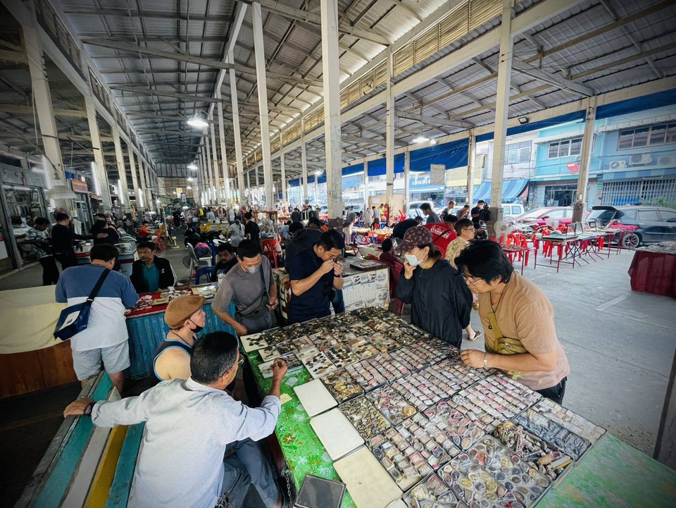 มนตร์เสน่ห์เช้าวันจันทร์ “ตลาดพระอ่างทอง” แหล่งรวมเซียนพระกลางเมือง 