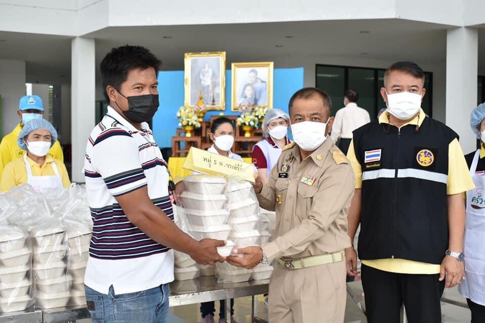 มูลนิธิอาสาเพื่อนพึ่ง (ภาฯ) ยามยาก ตั้งครัวพระราชทานช่วยเหลือผู้ประสบอุทกภัย อ่างทอง