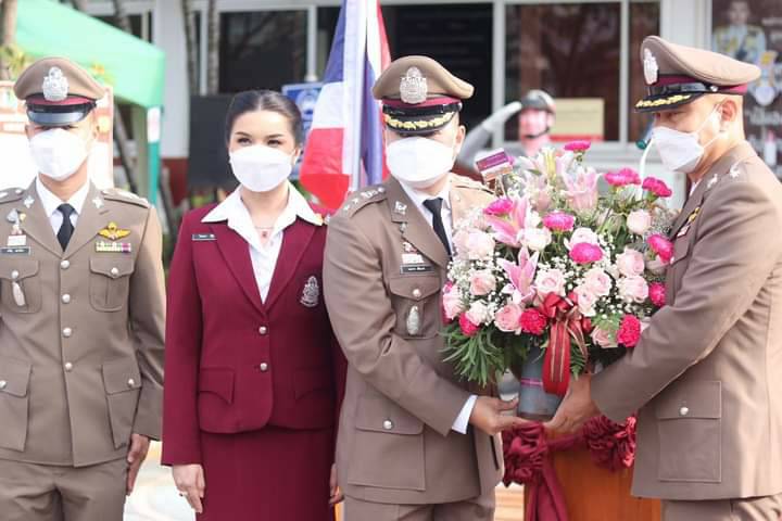 ข้าราชการตำรวจในสังกัดสถานีตำรวจภูธรเมืองอุตรดิตถ์ มอบของที่ระลึกให้กับ ผกก.- รอง ผกก. ก่อนจะเดินทางไปรับตำแหน่งใหม่