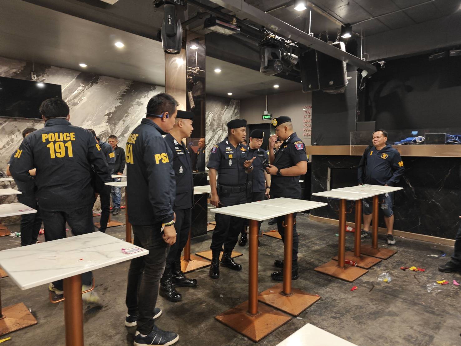 191 บุกจับร้านเหล้าย่าน ถนนข้าวสาร หลังพบเปิดให้บริการไม่มีใบอนุญาต