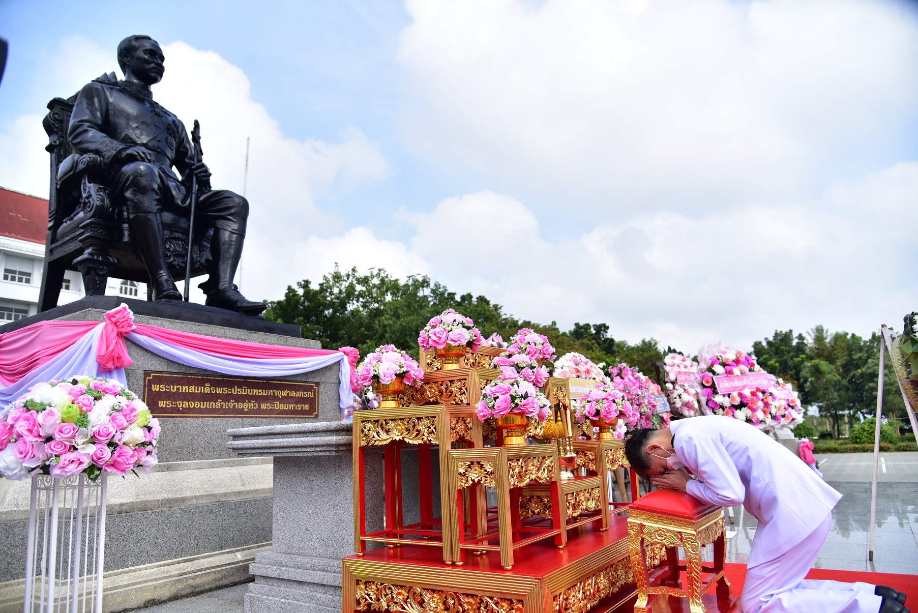 นครปฐม จัดพิธีน้อมรำลึกเนื่องในวันคล้ายวันสวรรคต พระบาทสมเด็จพระจุลจอมเกล้าเจ้าอยู่หัว รัชกาลที่ 5 