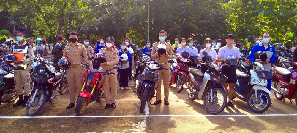 อำเภอแม่ลาน้อย รณรงค์กฎจราจรคนบนดอย สวมหมวกนิรภัย 100% 