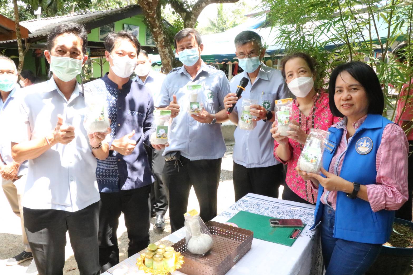 วิสาหกิจชุมชนบ้นโตนปาหนันต่อยอดกัญชา  ทำลูกประคบ-ยาหม่องสินค้าเชิงสุขภาพ 