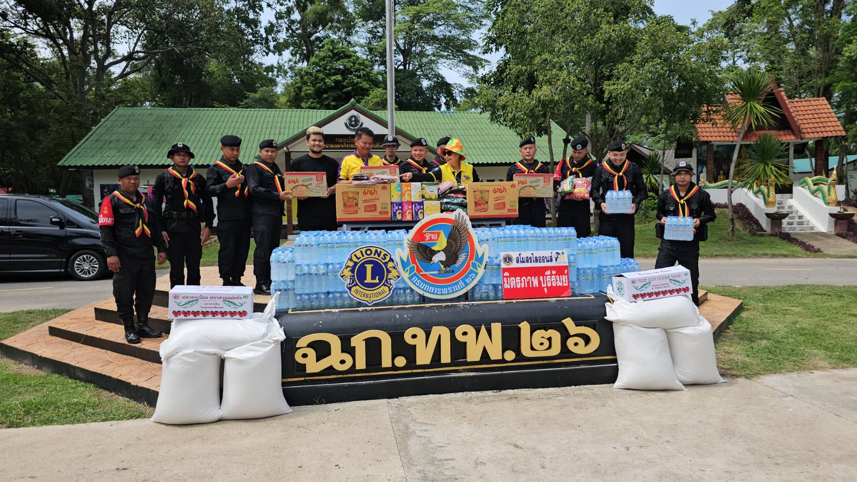 บุรีรัมย์ สโมสรไลออนส์ มอบสิ่งของบำรุงขวัญทหาร แนวชายแดนไทย-กัมพูชา