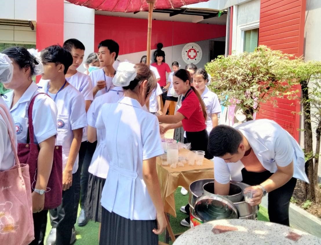ผู้บริหารโรงเรียนเอกชนชื่อดัง เมืองอุบลฯ ฉลองวันเกิดยังไงให้นักเรียนจำ 