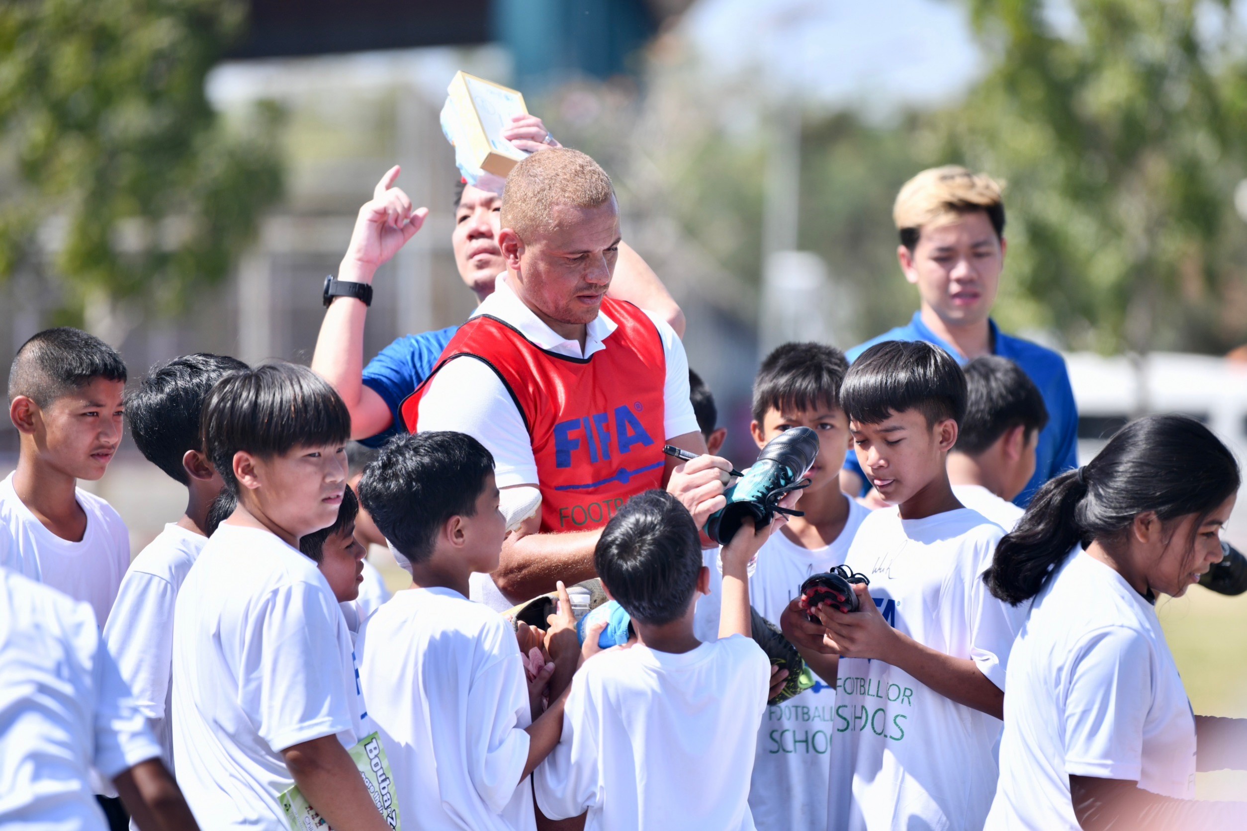 อดีตแข้งผีแดง "เวส บราวน์" ร่วมกับ ฟีฟ่า - กรมพลฯ - สมาคมฯ จัดกิจกรรม FIFA For School