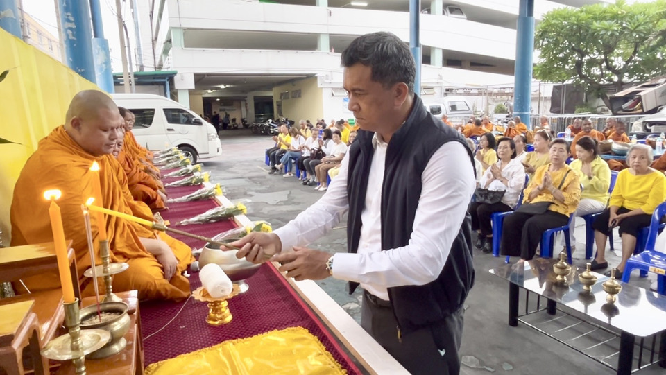 “ทนายเชาว์” นำชาวห้วยขวางตักบาตรพระป่า 99 รูป เฉลิมพระเกียรติรัชกาลที่10 ชูความจงรักภักดีเกราะกำบังชาติ