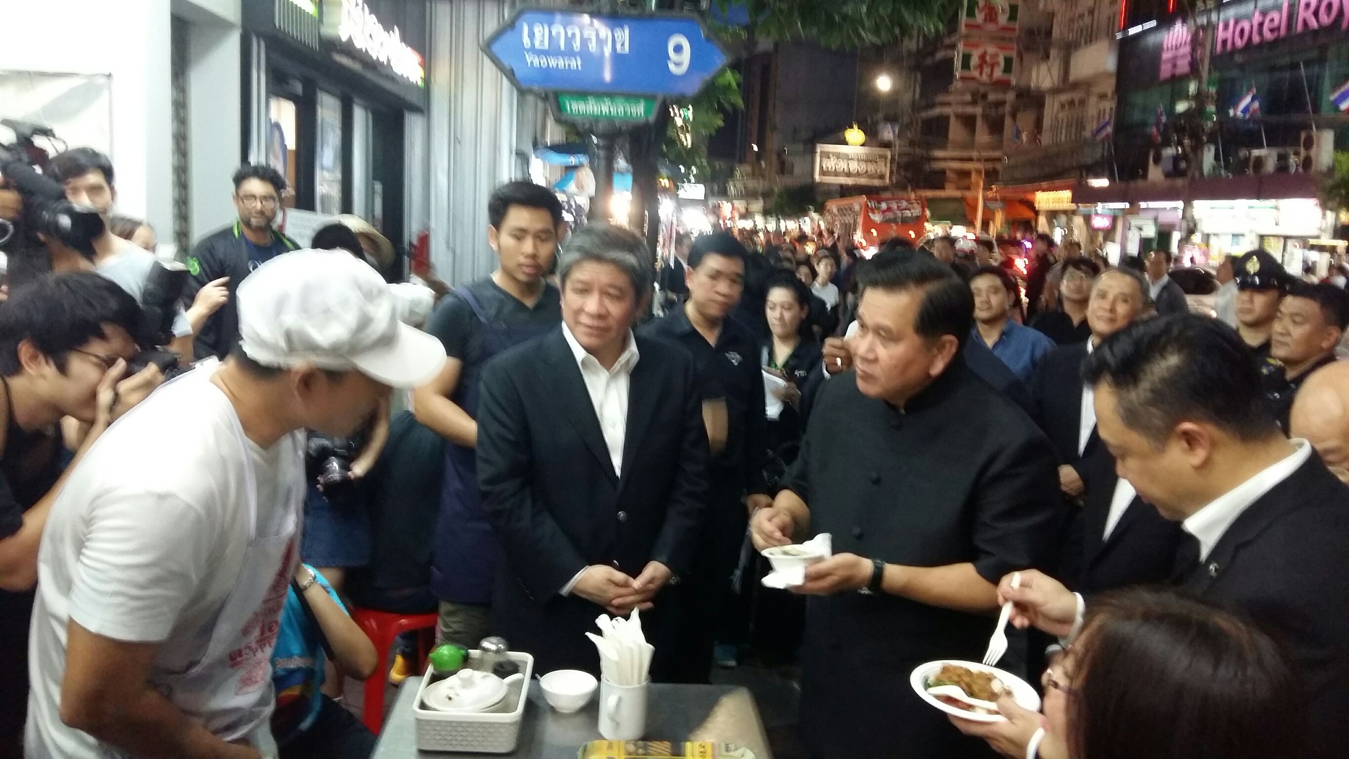 รองนายกฯลงพื้นที่เยาวราชหารือแนวทางหนุนอาหารริมทาง (Street Food)