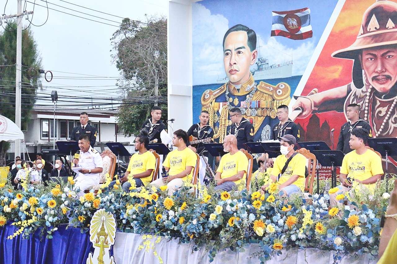 ทหารเรือทำพิธีส่งมอบพระบรมสาทิสลักษณ์ "สตรีทอาร์ต คิงภูมิพล" ศิลปะแห่งรักและศรัทธา มหาราชาภูมิพล     