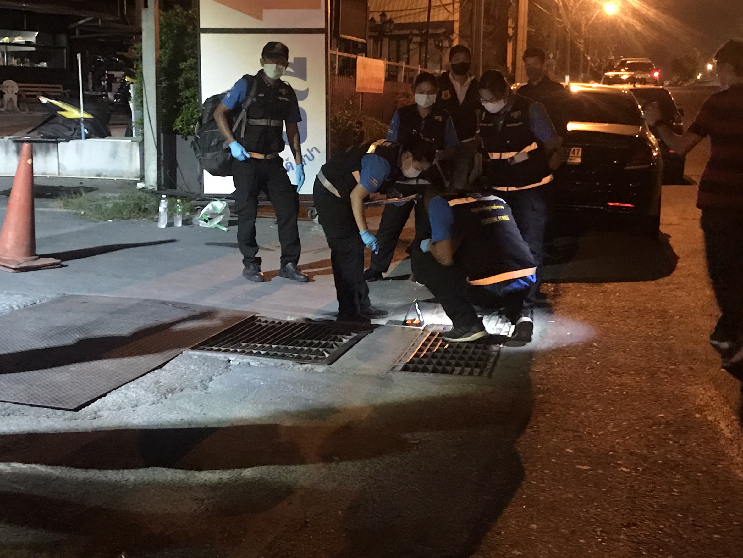 ตำรวจ- พฐ.เข้าเก็บหลักฐาน​ หลังมีเหตุยิงกันร้านนวดชื่อดังถนนราชพฤกษ์เจ็บ2  แฉถูกเสี่ยคนดังยิง