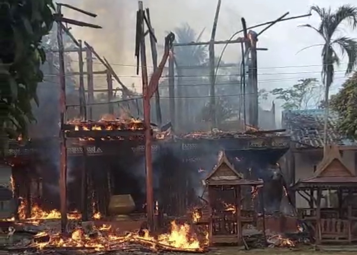 ผู้ว่าฯสุราษฎร์ ตรวจสอบเหตุเพลิงไหม้กุฏิทรงไทยวัดน้ำรอบ คาดสาเหตุเกิดจากกระแสไฟฟ้าลัดวงจร                                   