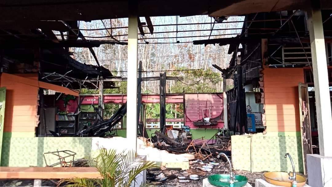 เกิดเหตุไฟไหม้อาคารเรียนเก่าแก่​ของโรงเรียนบ้านปลายน้ำ  อายุ 50 ปี ผู้ว่าฯสุราษฏร์ฯกำชับสถานศึกษาสำรวจระบบไฟฟ้า