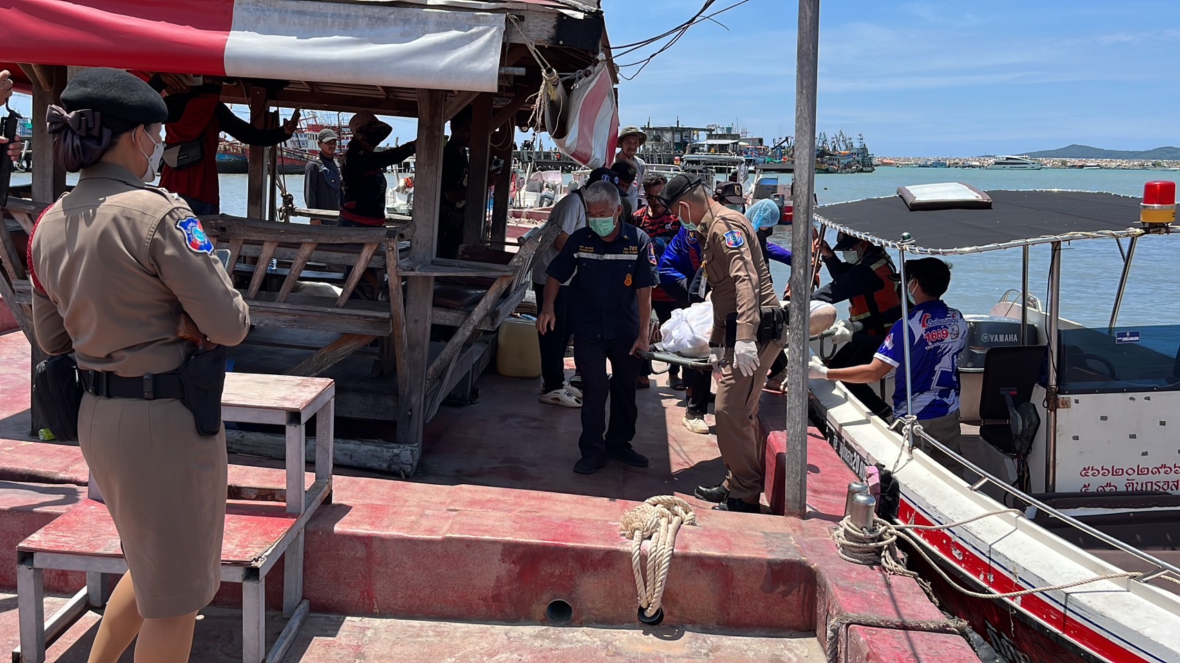 ชาวประมงพบศพชายลอยอืดเกยหาดเกาะจันทร์ ข้างเกาะเสม็ด คาดเป็นลูกเรือประมงกัมพูชาที่ตกเรือหายไป