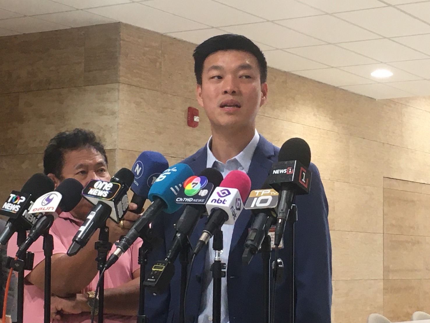 “ผู้นำฝ่ายค้านฯ“ ยันสอบงบกระตุ้นเศรษฐกิจ 1.57 แสนล้านแน่ บอกไม่อยากให้เป็นเรื่องการเมือง
