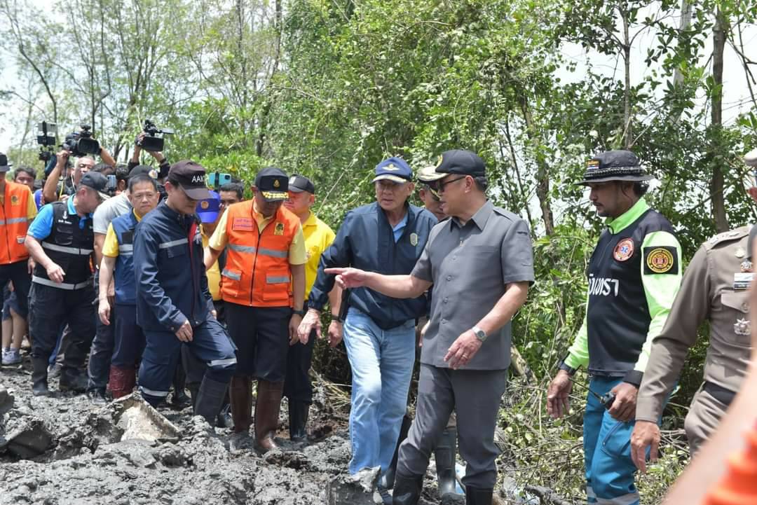 "อนุทิน" ลงพื้นที่ติดตามกรณีเครื่องบินตกที่บางปะกง เร่งหาสาเหตุ
