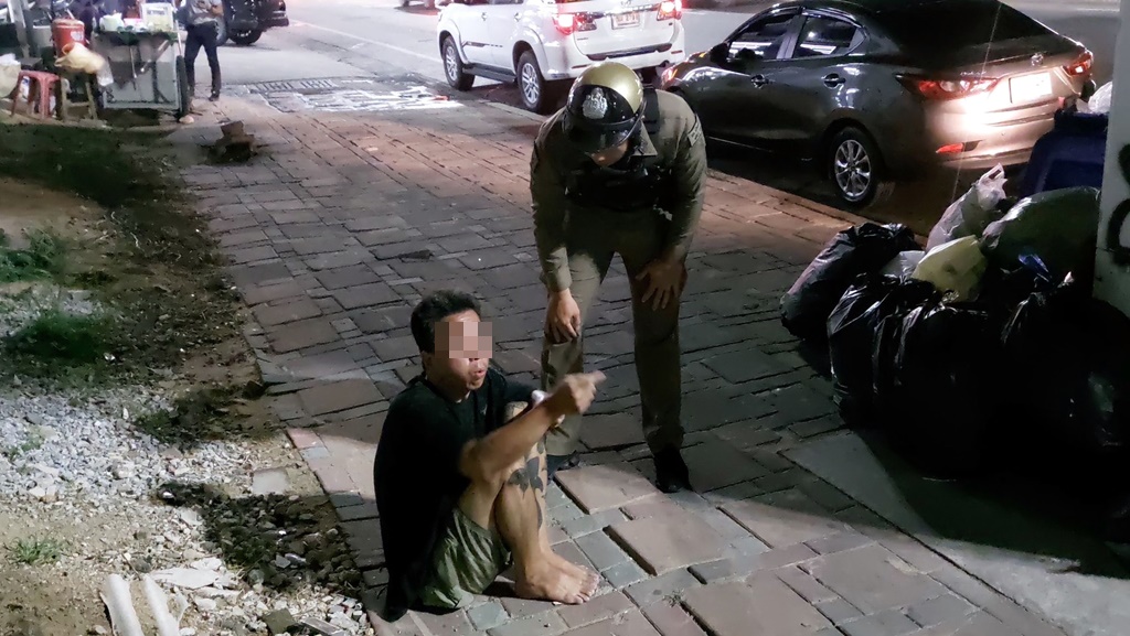 ตำรวจพัทยาสยบชาวต่างชาติคลุ้มคลั่ง หลอนมีคนจะทำร้าย