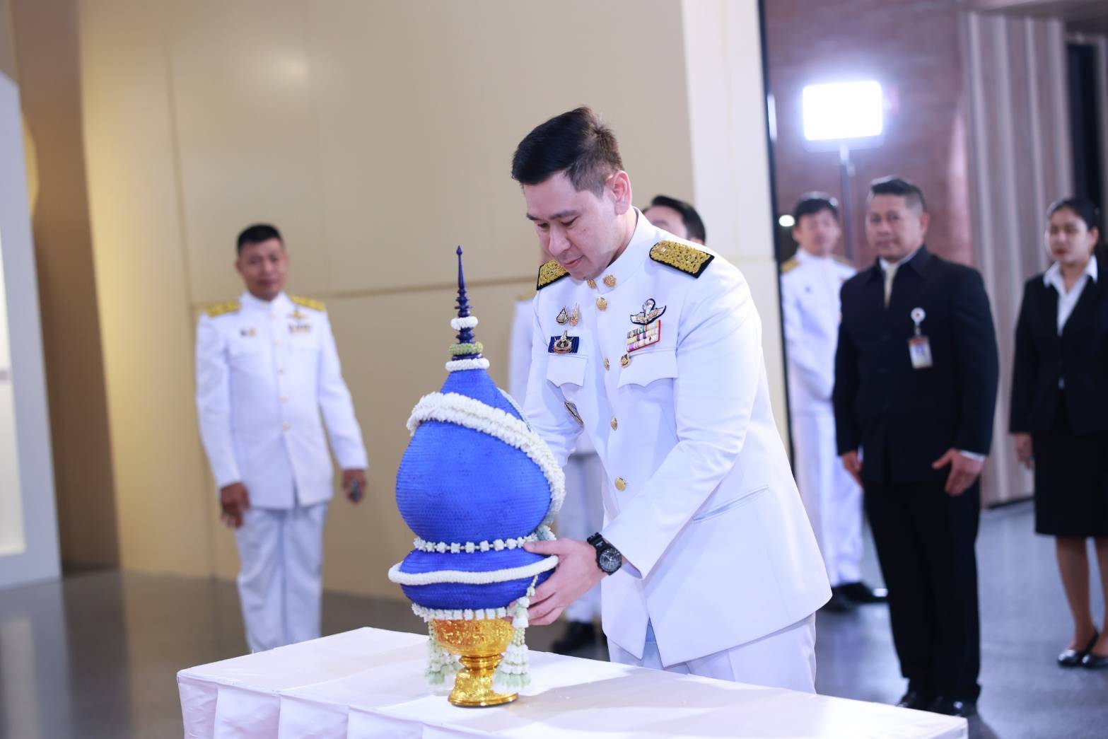 รศ.ดร.ดวงฤทธิ์ เบ็ญจาธิกุล ชัยรุ่งเรือง ร่วมวางพานพุ่มในพิธีฉลองวันพระราชทานรัฐธรรมนูญ