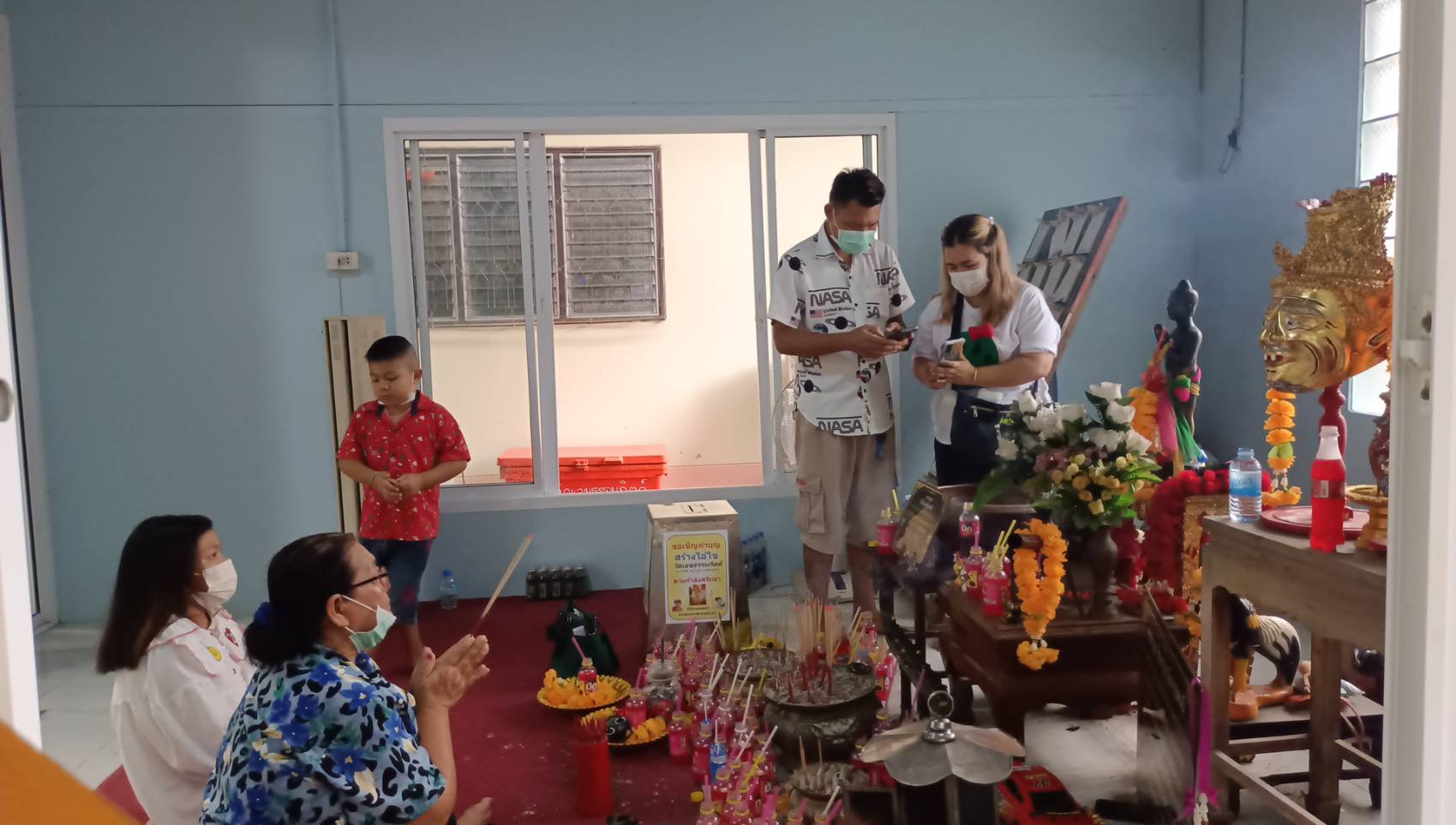 แน่นวัด! "คอหวย"แห่ส่องเลขเด็ดอ่างน้ำมนต์ไอ้ไข่ ฯ วัดเลขธรรมกิตติ์