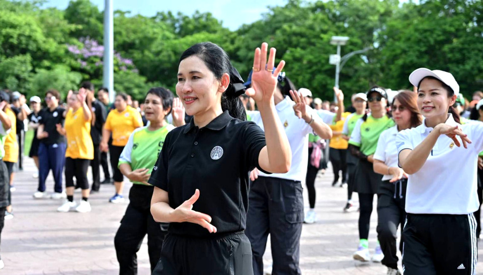นครปฐมคึกคัก!! “ผู้ว่าฯ พาออกกำลังกาย” ครั้งแรก ชวนประชาชนเต้นบาสโลบสร้างสุขภาพ