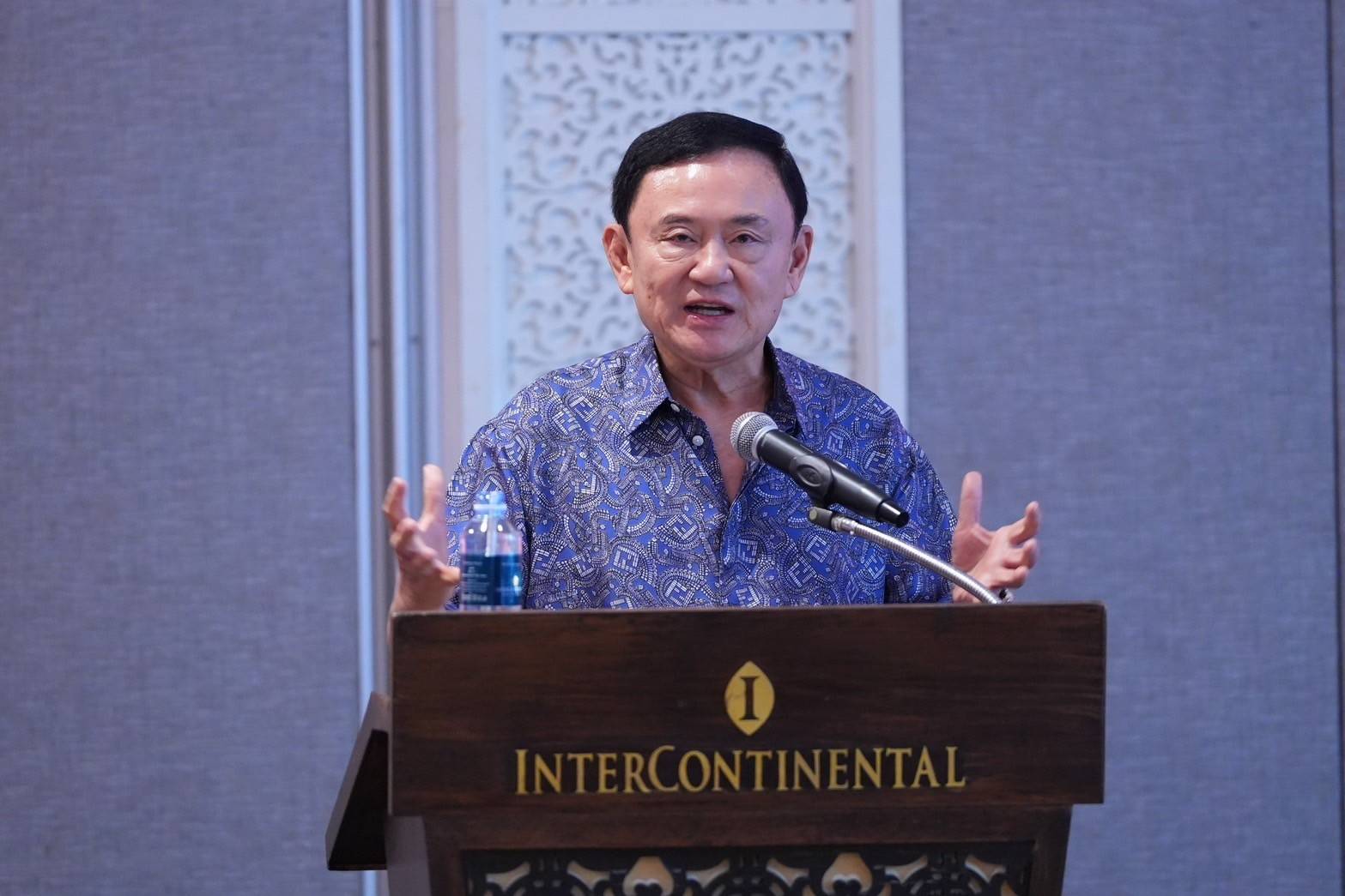 สุดเดือด! "ทักษิณ" ฉุนพรรคร่วมฯหนีประชุมครม.ถก "พรก.มาตรการภาษี" จี้พูดให้ชัดจะอยู่หรือไป
