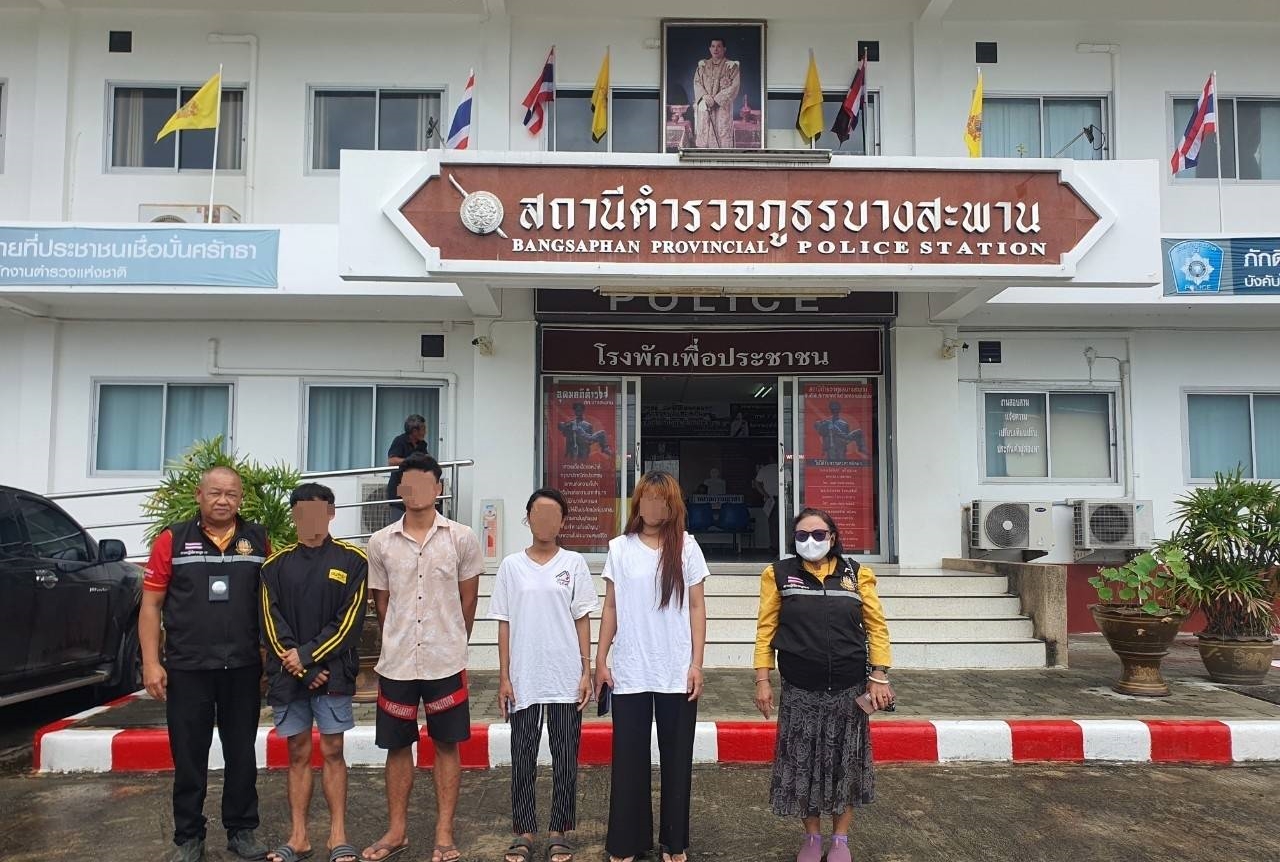จัดหางานจังหวัดประจวบฯ นำทีมรวบต่างด้าวคาร้านหมูกระทะ ขณะกำลังทำงาน