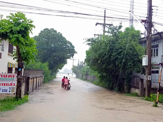 เชียงรายอ่วม!! ฝนตกหนักท่วม ถ.ป่าแดด-พะเยา ส่วน ถ.เชียงราย-เชียงใหม่ เจอน้ำล้นอ่างท่วมอีก