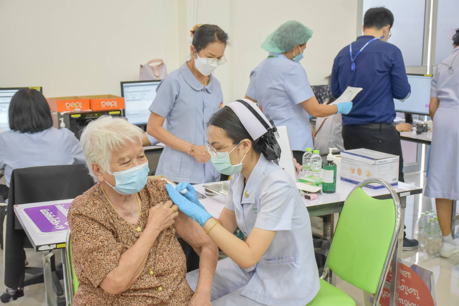 โรงพยาบาลร้อยเอ็ด ฉีดวัคซีนแก่ประชาชนกลุ่มป่วย-ผู้สูงอายุ 