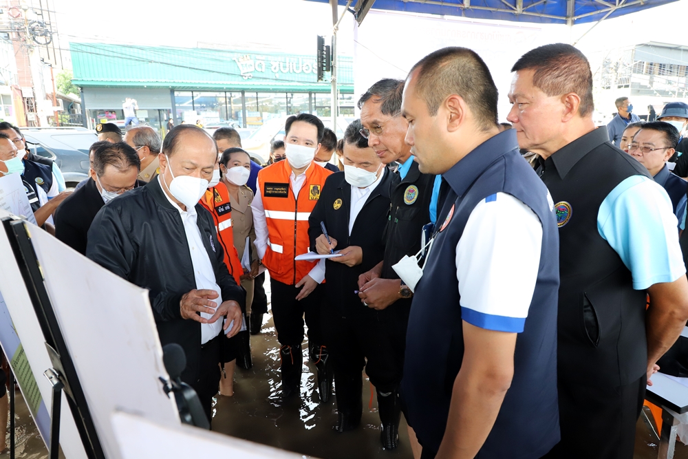 มท.1 รุดตรวจน้ำท่วมปทุมธานี ย้ำเร่งระบายน้ำ อำนวยความสะดวกการสัญจรให้ ปชช.