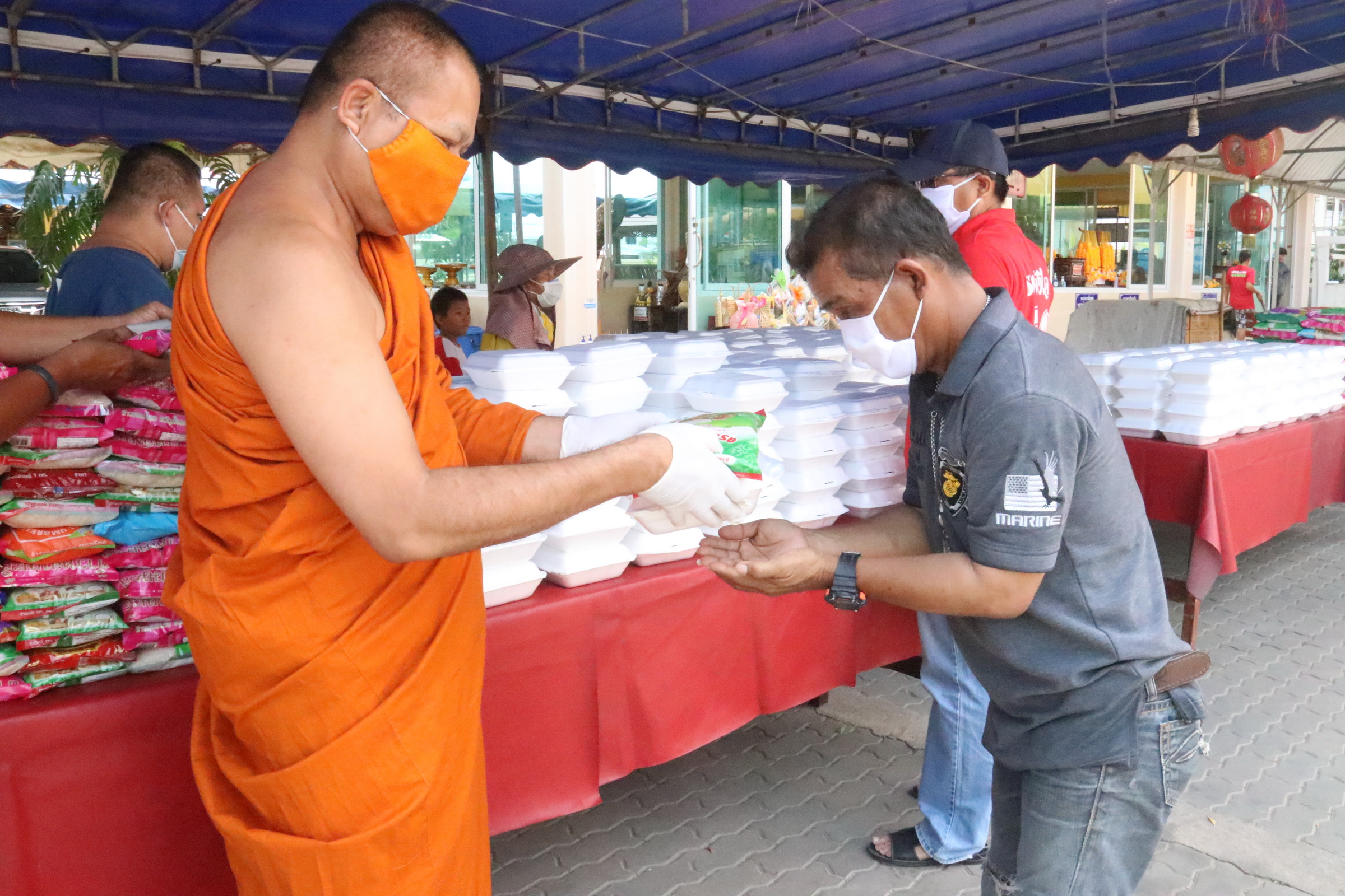 "วัดช่องแสมสาร"จัดทำข้าวกล่องแจกให้ประชาชนให้กำลังใจสู้วิกฤตโควิด-19 