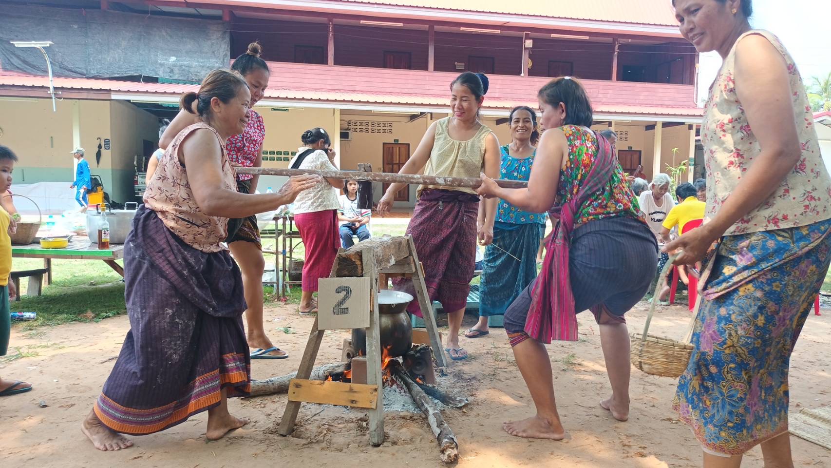 สุรินทร์ ชาวรัตนบุรีแข่งขันบีบข้าวปุ้น (ขนมจีน) รับสงกรานต์และงานบุญผะเหวด อย่างครึกครื้นสนุกนาน