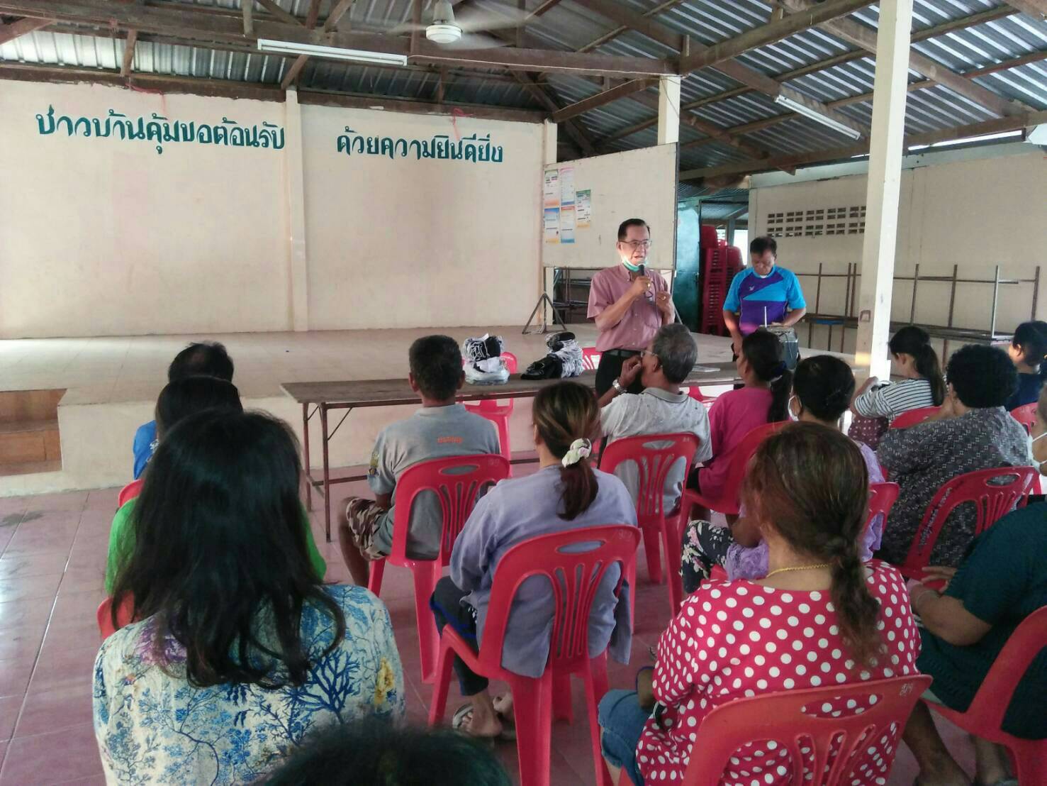 พมจ.ยโสธร ร่วมกับ กองทุนสวัสดิการชุมชนตำบลคูเมือง นำหน้ากากอนามัยแจกประชาชนป้องกันเชื้อไวรัสโควิด-19