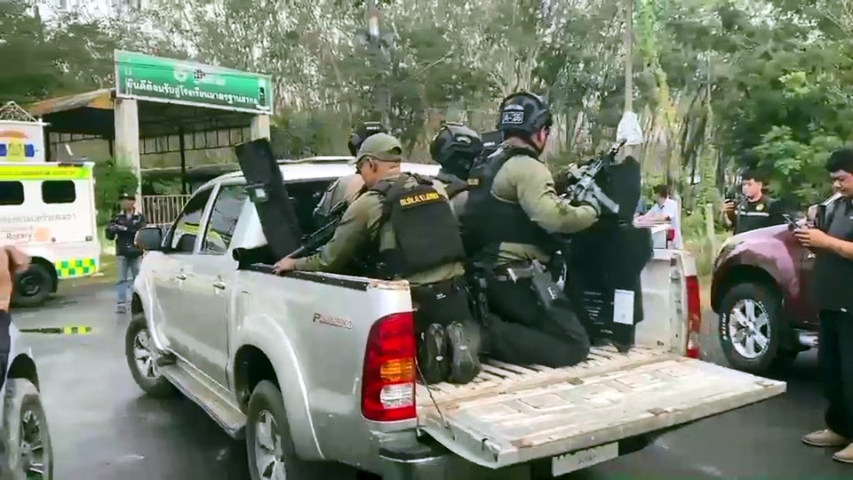 คนร้ายชิงปืน M16 บุกโรงเรียนพะตงฯ จับครู-นร.เป็นตัวประกัน พบเจ็บหลายราย