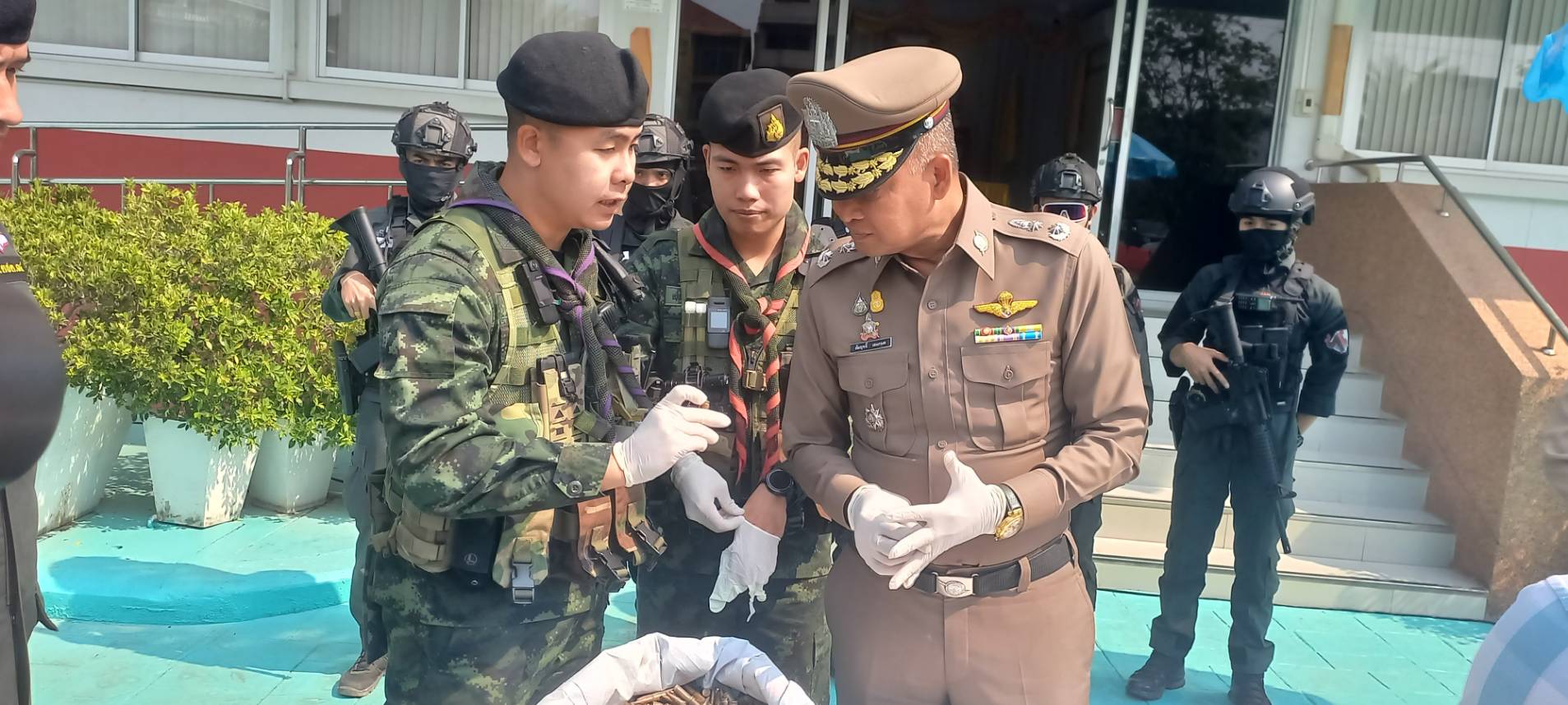 จ.ตากแถลงตรวจยึด จับกุมอาวุธสงครามที่ชายแดน
