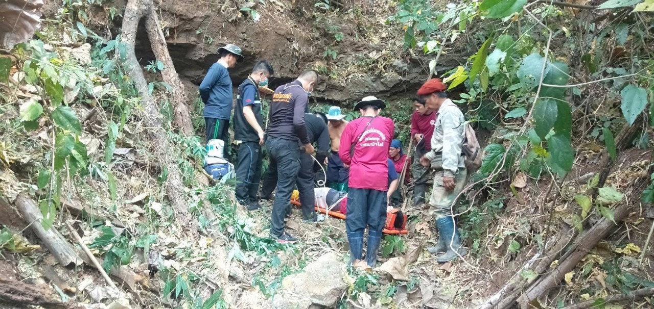 จิตอาสาลื่นตกดอยบาดเจ็บ  ขณะเข้าช่วยดับไฟป่า​ อำเภอแม่วาง