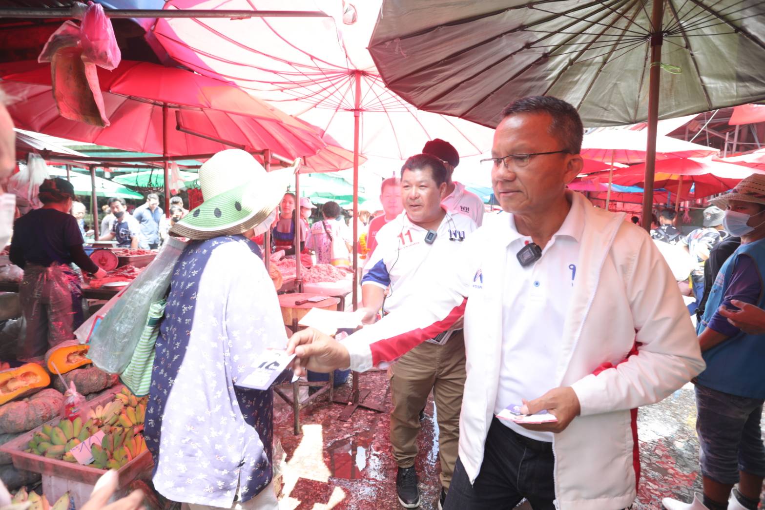 "สมศักดิ์" เดินตลาดคลองเตยขอเสียงเลือก "บิ๊กเบญ" ชูนโยบายเติมเงินดิจิทัล 1 หมื่น ช่วยกระตุ้นกำลังซื้อในปท.