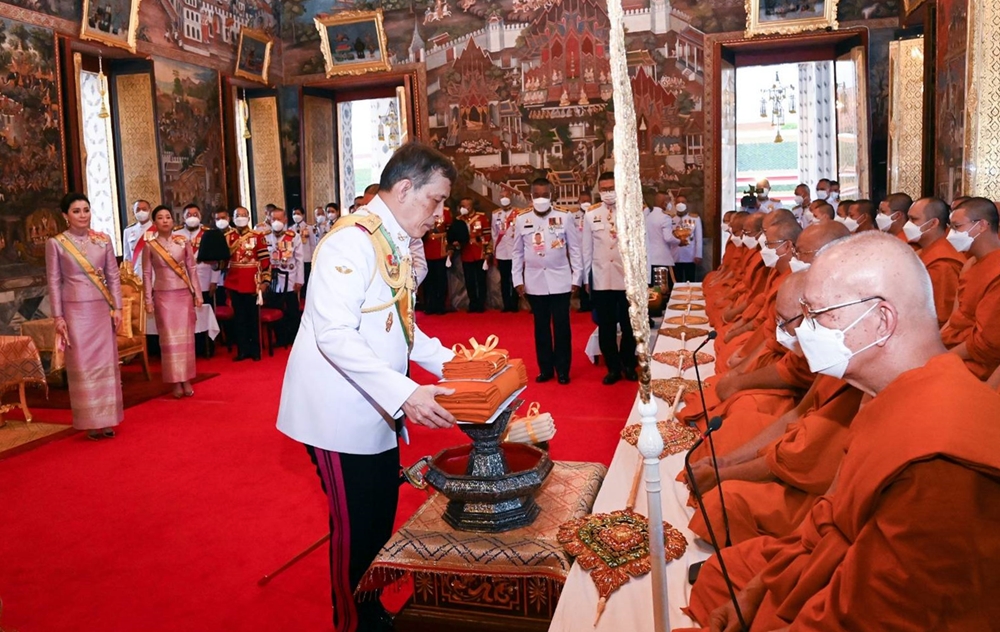 "ในหลวง-พระราชินี" เสด็จฯ ทรงบำเพ็ญพระราชกุศลถวายผ้าพระกฐิน วัดอรุณราชวราราม