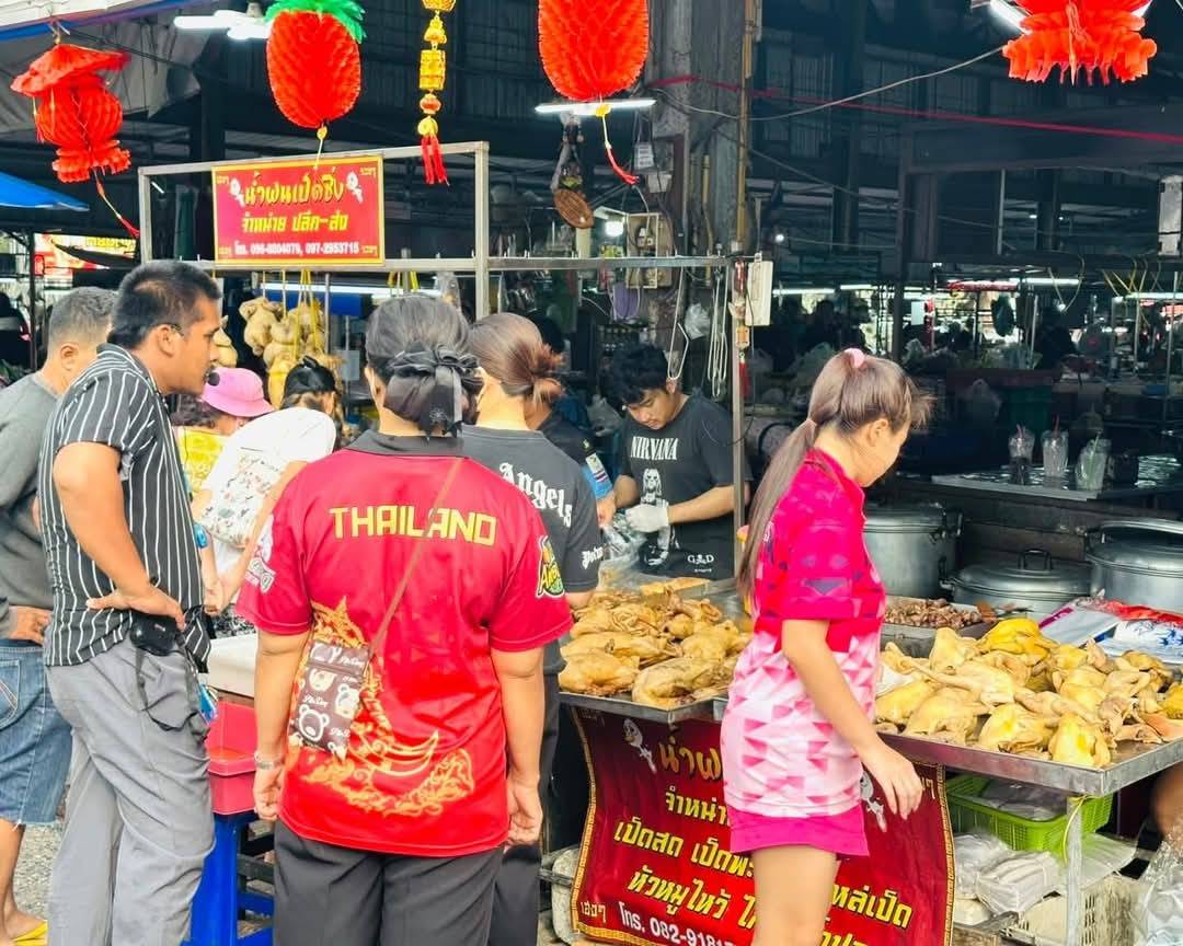 วันจ่ายเทศกาลตรุษจีนตลาดศรีราชาไม่คึกคักคนนิยมซื้อเป็นเซตชุดไหว้ในห้างสรรพสินค้า