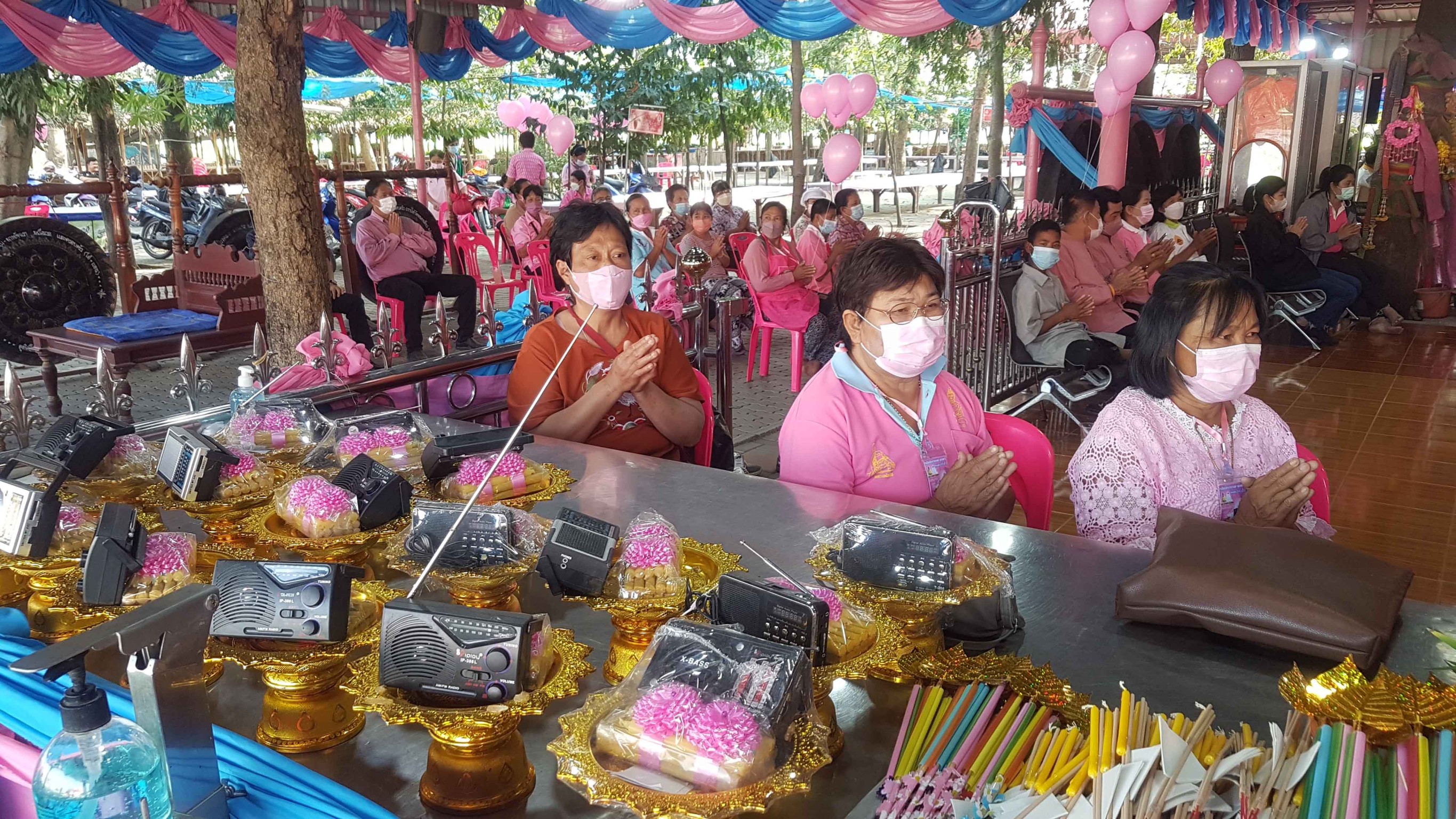 แห่ขอโชคลาภ "หลวงพ่อดำ" วัดหนองเพียร แก้บนวิทยุทรานซิสเตอร์