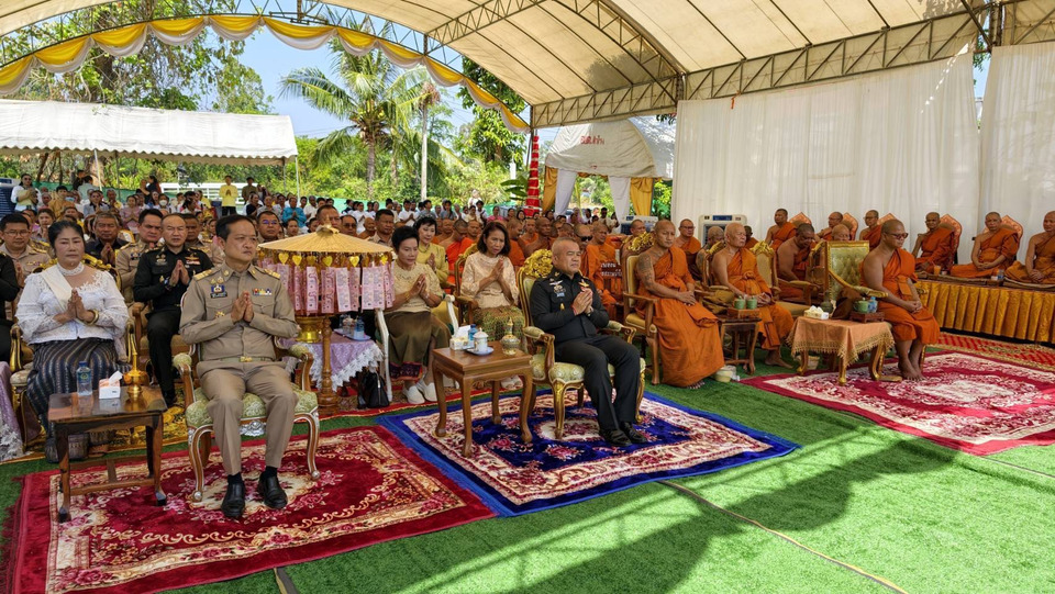 ศรีสะเกษคึกคัก ยกเสาเอก “เจดีย์เปิดดวง” ชาวบ้านแห่ส่องเลขธูปมงคลแน่น 